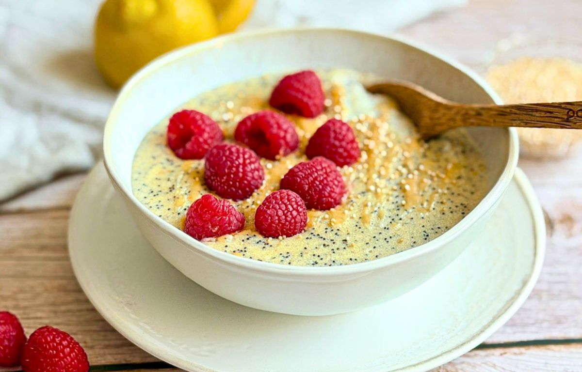 Mohn-Grießbrei mit Himbeeren als warmes veganes Frühstück.