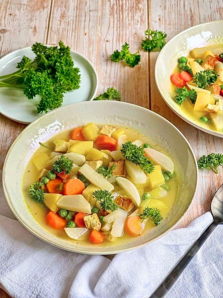 Veganer Mairübchen-Eintopf mit Gemüse, Kartoffeln, Räuchertofu.