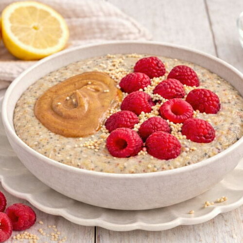 Mohn-Grießbrei mit Himbeeren als warmes veganes Frühstück.