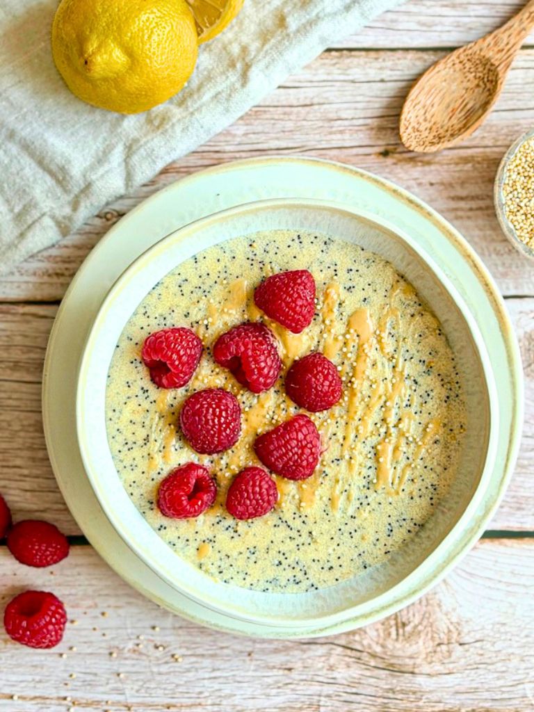 Veganer Grießbrei mit Zitrone, Mohn und frischen Himbeeren.