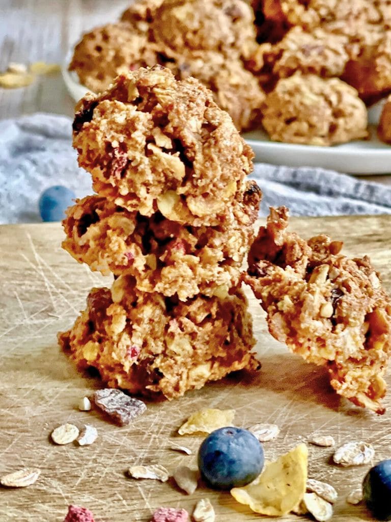 Vegane Müslikekse auf einem Holzbrett.