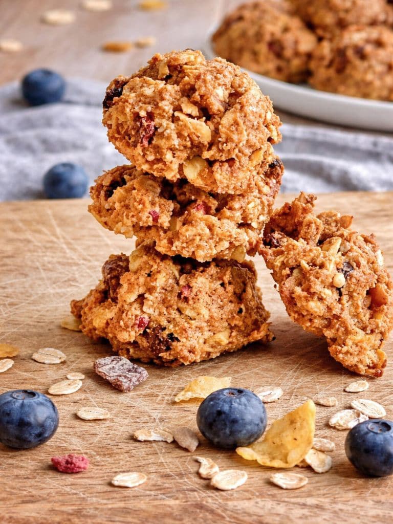 Vegane Müslikekse auf einem Holzbrettchen.