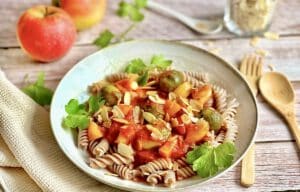 Vegane Pasta mit Rosenkohl in Tomaten-Apfel-Soße auf einem Teller.