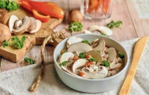 Veganer Pilzaufstrich mit Champignons-Scheiben und Paprikawürfeln in einer Schüssel