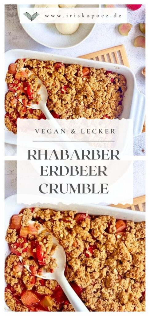 Veganer Rhabarber-Erdbeer-Crumble in einer Auflaufform auf einem Holztisch mit einer Schüssel mit 3 Kugeln Vanilleeis-Pin.