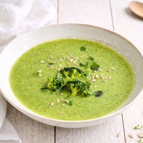 Schnelle vegane Brokkolisuppe in einem Suppenteller.