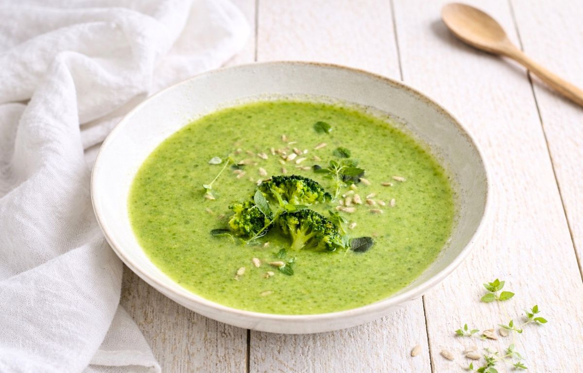 Schnelle vegane Brokkolisuppe in einem Suppenteller.