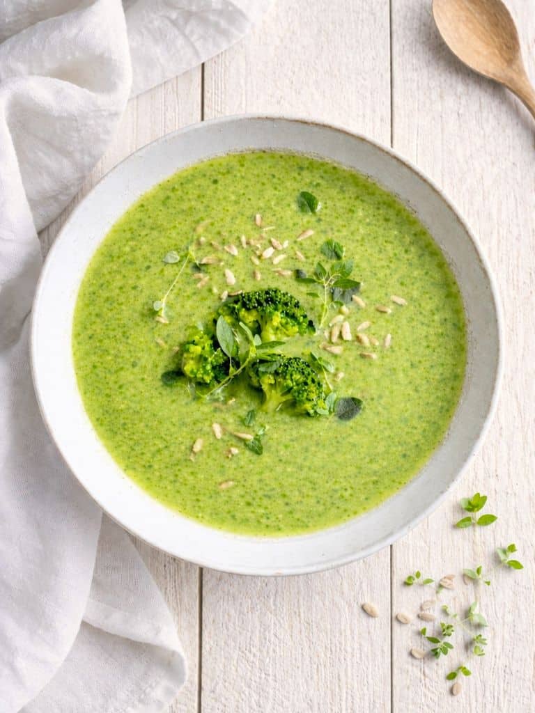 Schnelle Brokkolisuppe in einem Suppenteller auf einem Holztisch.