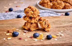 Einfache vegane Müslikekse auf einem Holzbrettchen.