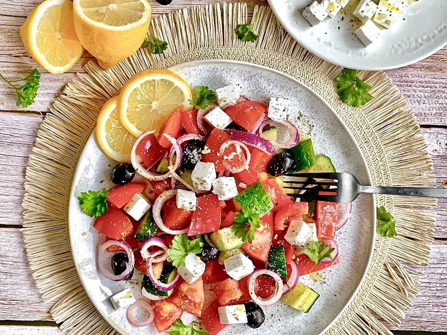 Veganer griechischer Salat auf einem Teller.