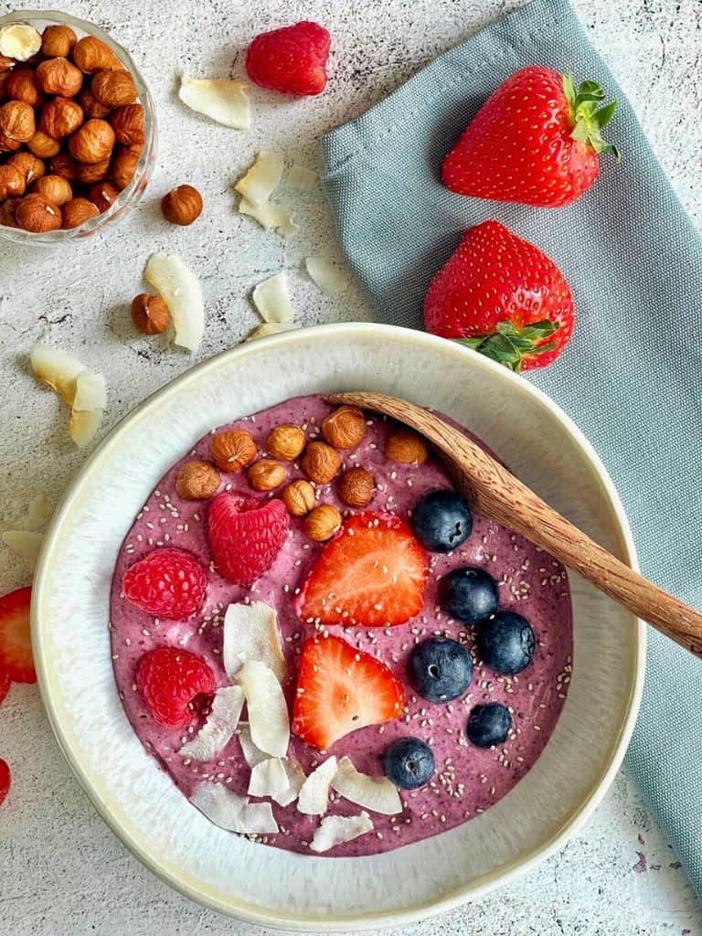 Vegane Smoothie Bowl mit Beeren in einer Schüssel.