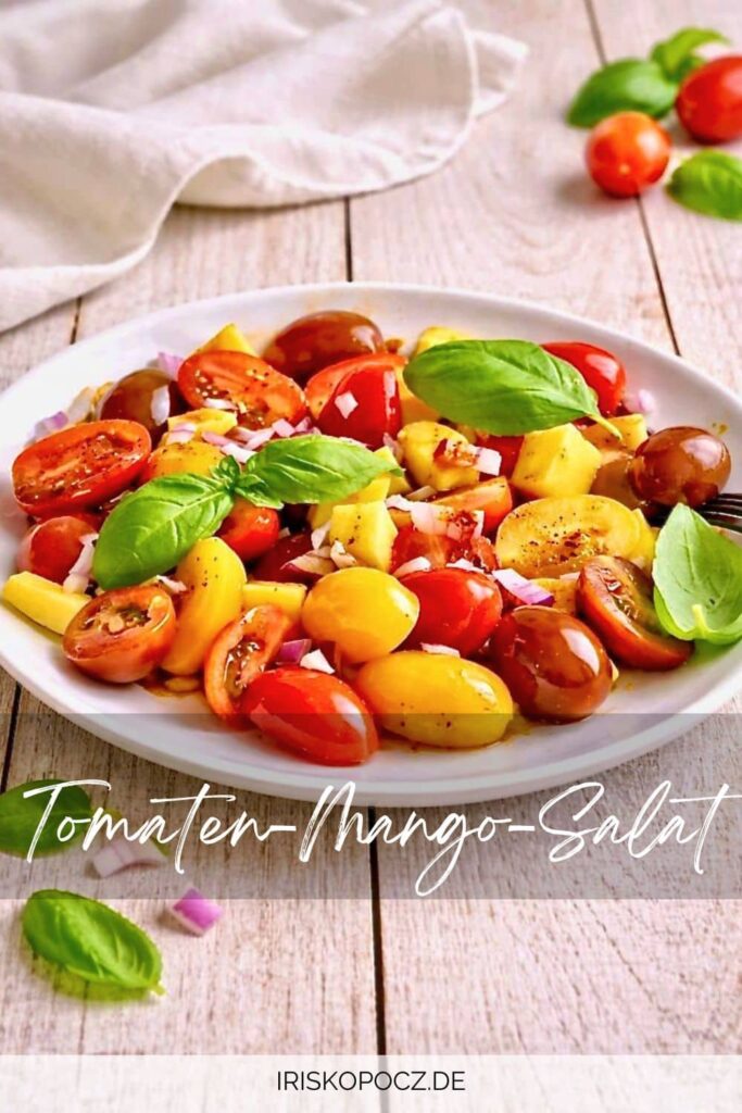 Tomaten-Mango-Salat mit Basilikum auf einem Teller-Pin.