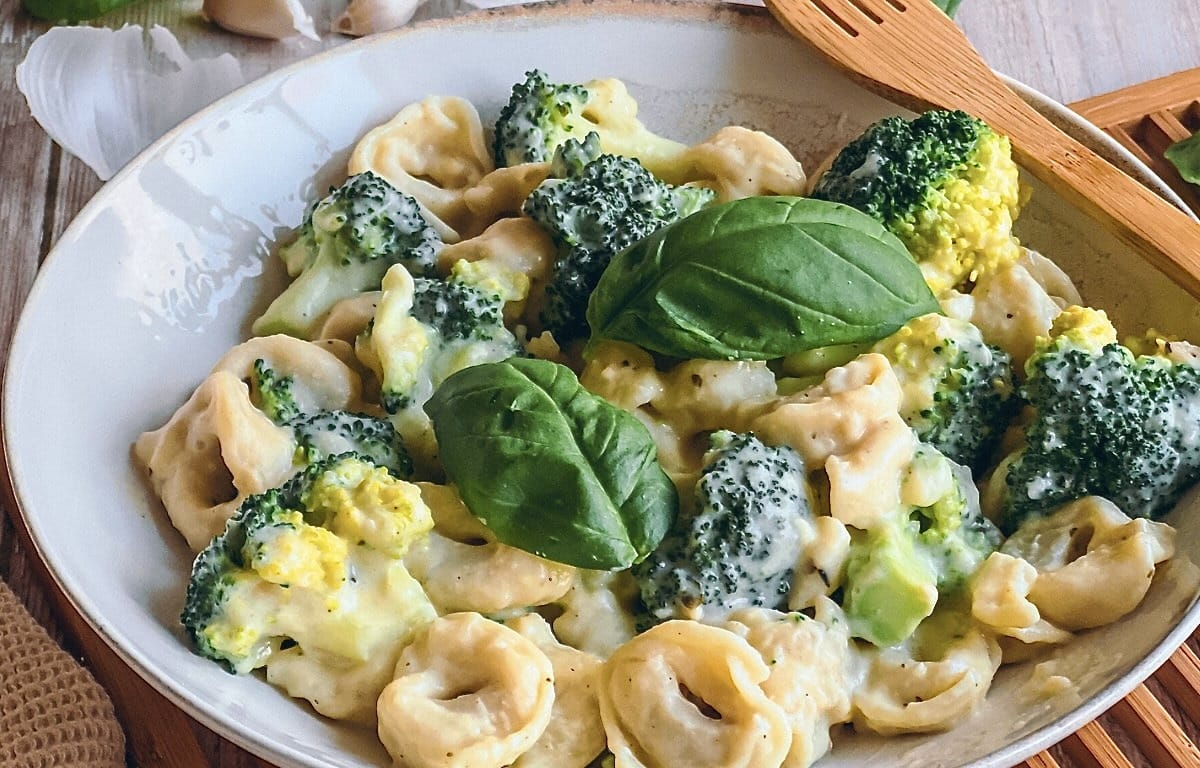 Vegane Tortellini mit Brokkoli in Käsesoße