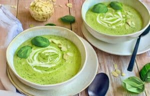 Vegane cremige Bärlauchsuppe in einem Teller.