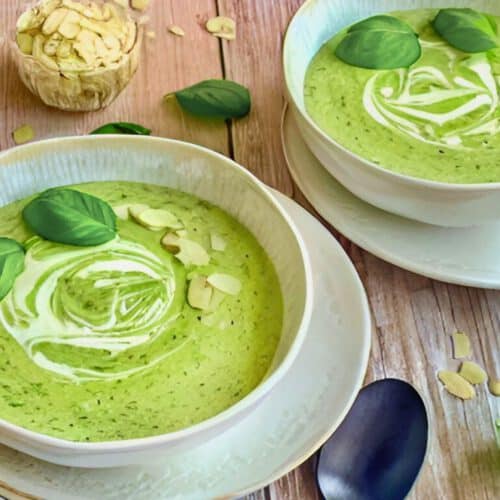 Vegane cremige Bärlauchsuppe in einem Teller.