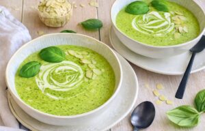 Vegane Bärlauchsuppe in einem Suppenteller.