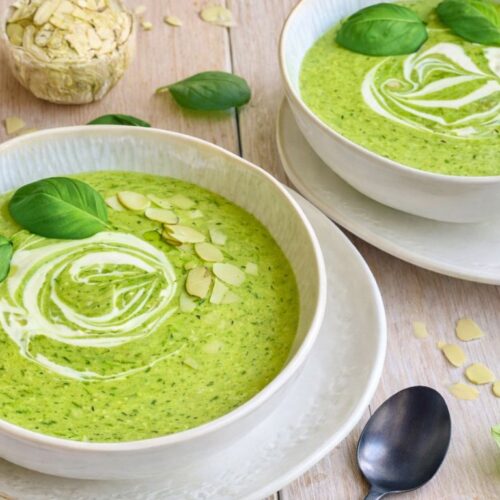 Vegane Bärlauchsuppe in einem Suppenteller.