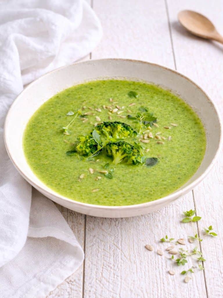 Schnelle vegane Brokkolisuppe in einem Suppenteller.