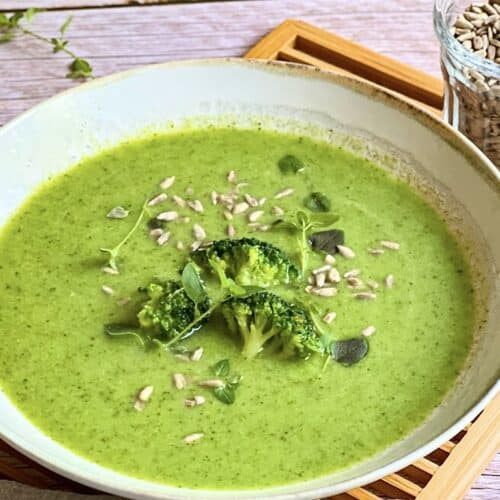 Schnelle vegane Brokkolisuppe in einem Suppenteller.
