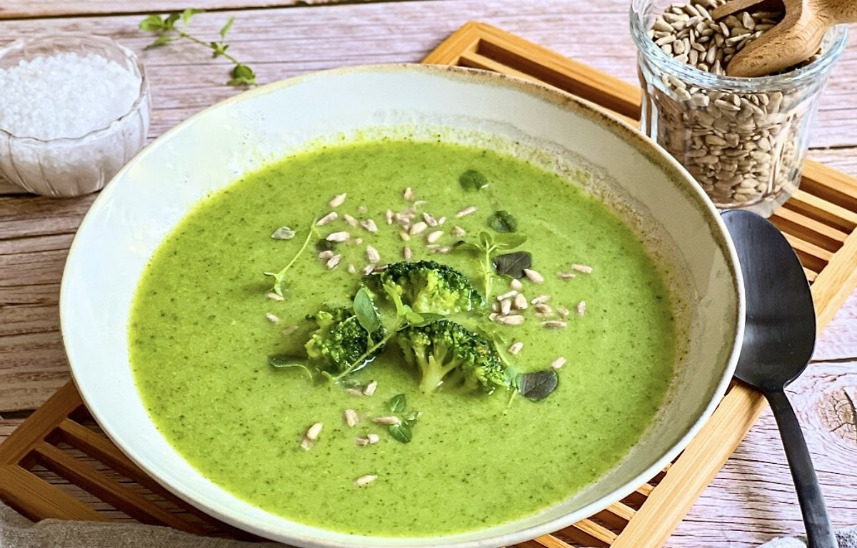 Schnelle vegane Brokkolisuppe in einem Suppenteller.