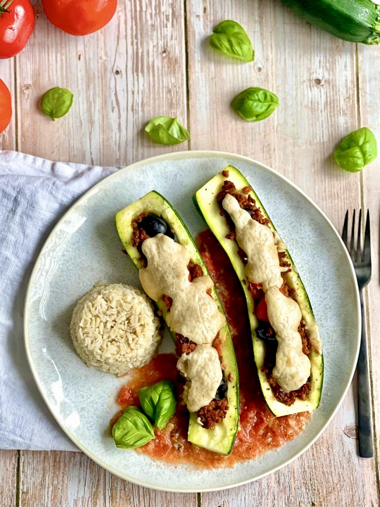 Vegane gefüllte Zucchini mit Hack und Reis und Cashewmus.