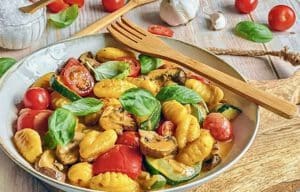 Vegane Gnocchi-Gemüse-Pfanne auf einem Teller.