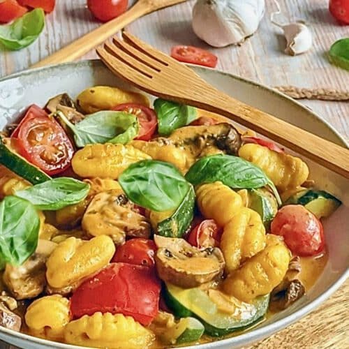 Vegane Gnocchi-Gemüse-Pfanne auf einem Teller.