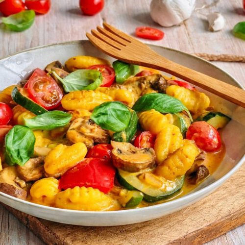 Vegane Gnocchi-Gemüsepfanne auf einem Teller.