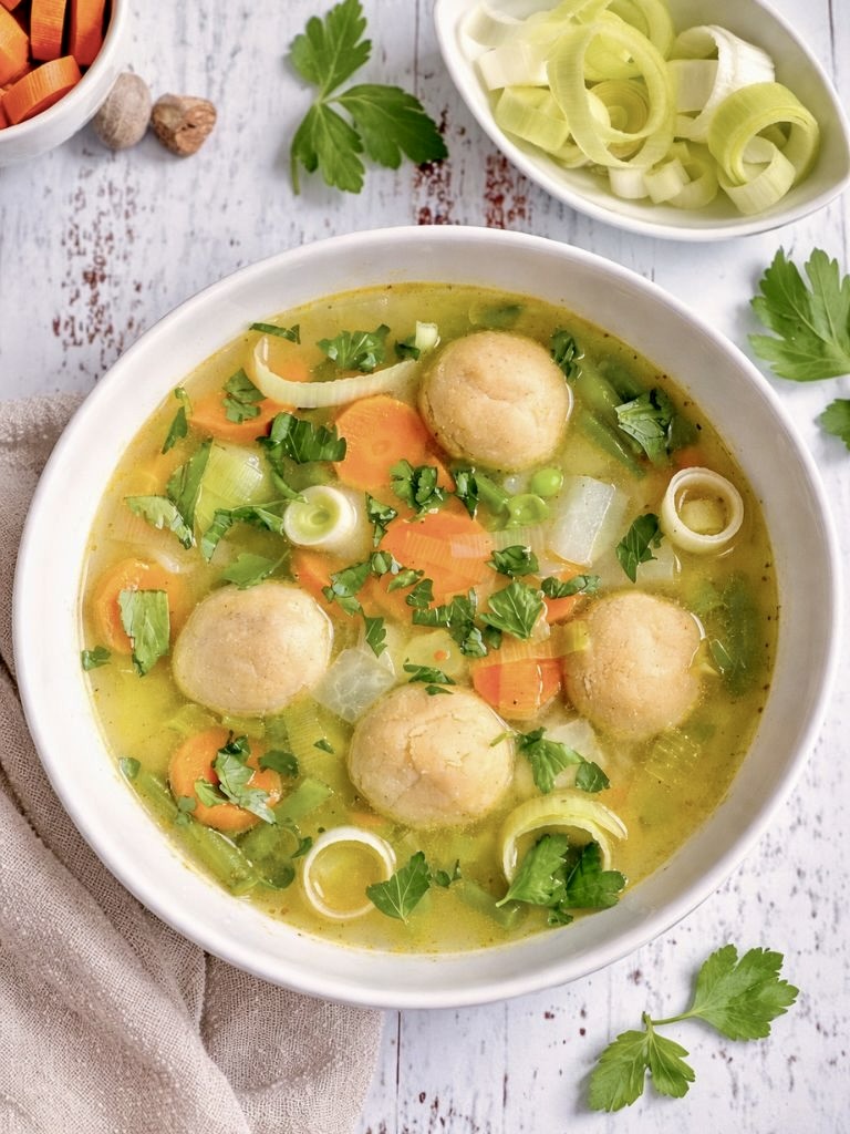 Gemüsesuppe mit veganen Grießnockerl ohne Ei.