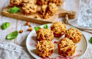 Vegane herzhafte Muffins mit Käsekruse auf einem Teller.