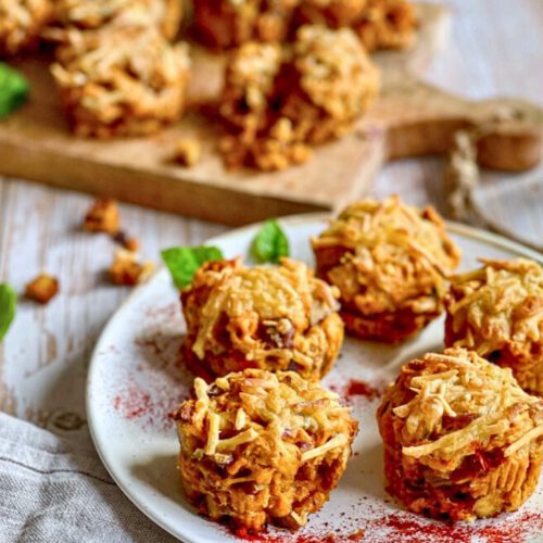 Vegane herzhafte Muffins mit Käsekruse auf einem Teller.