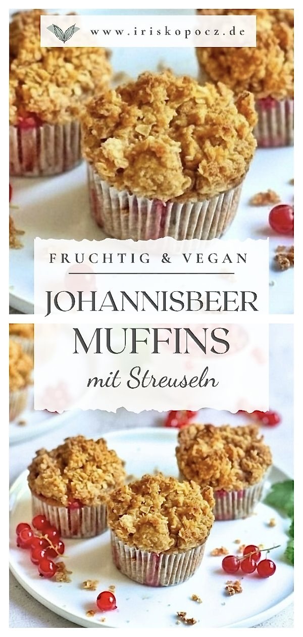 Vegane Johannisbeermuffins mit Streuseln auf Tellern-Pin.