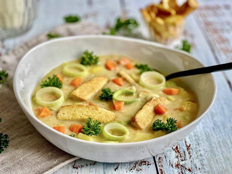 Deftige vegane Kartoffelsuppe mit Räuchertofu - cremig &amp; lecker