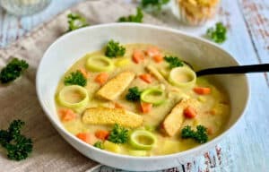 Vegane Kartoffelsuppe mit Räuchertofu und Gemüse in einem Suppenteller.