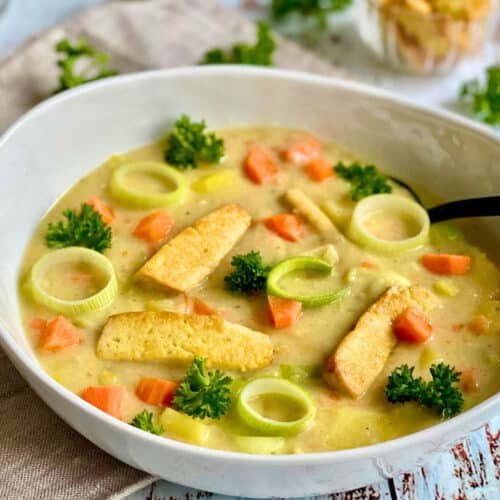 Vegane Kartoffelsuppe mit Räuchertofu und Gemüse in einem Suppenteller.