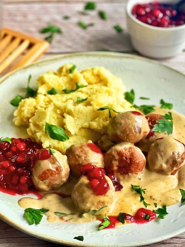 Vegane Köttbullar mit Rahmsoße, Preiselbeeren und Kartoffelst