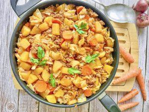 Vegane Kohl-Kartoffelpfanne mit Hack