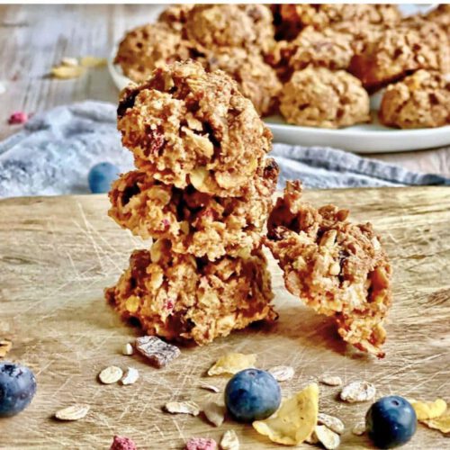 Vegane Müslikekse auf einem Holzbrett.