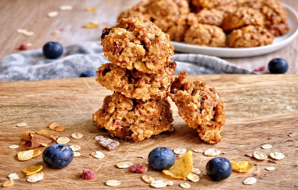 Vegane Müslikekse auf einem Holzbrettchen.