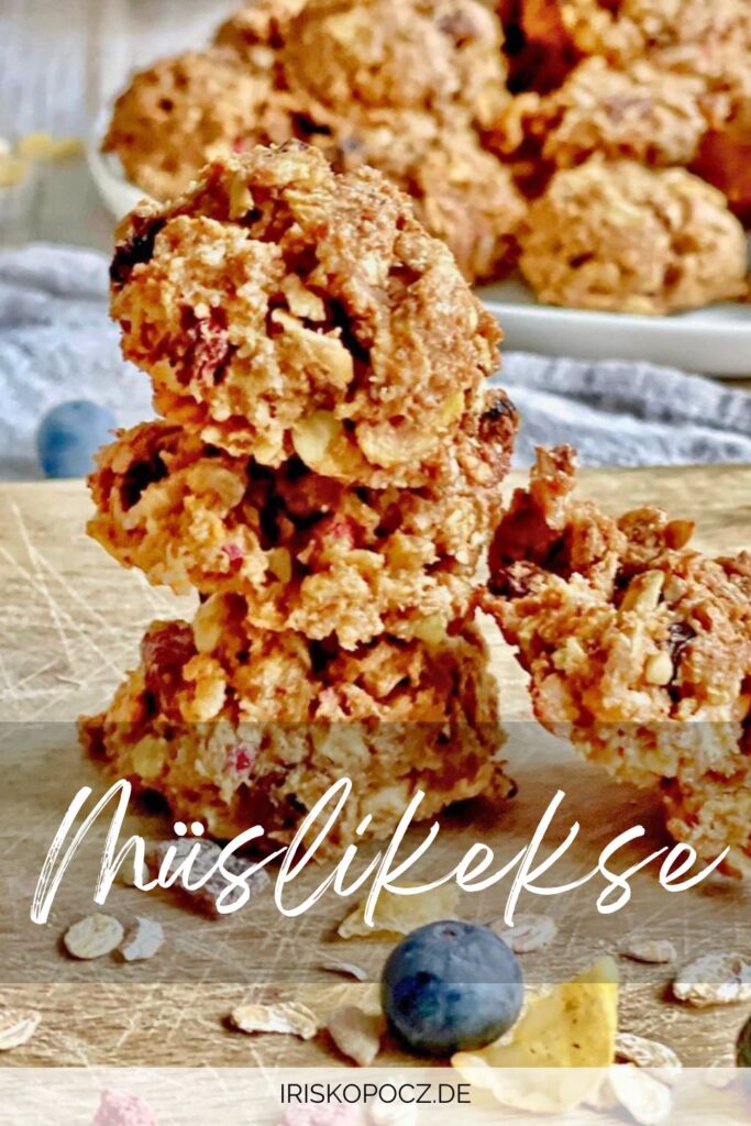 Vegane Müslikekse auf einem Holzbrett-Pin.