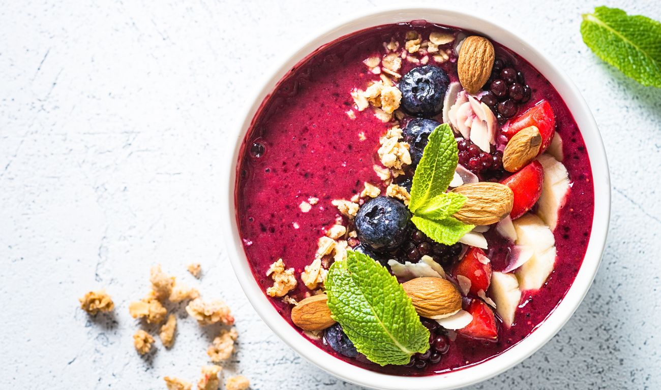 Eine bunte Smoothie-Bowl in einer Schüssel.