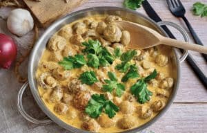 Vegane cremige Rahmchampignons in einer Pfanne.