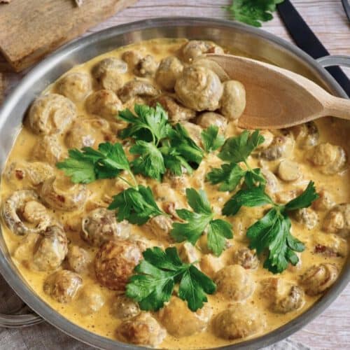Vegane cremige Rahmchampignons in einer Pfanne.