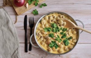 Vegane cremige Rahmchampignons in einer Pfanne.