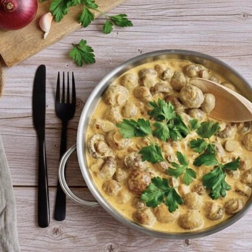 Vegane cremige Rahmchampignons in einer Pfanne.