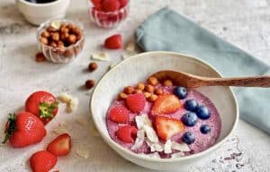 Vegane Smoothie Bowl mit Beeren in einer Schüssel.