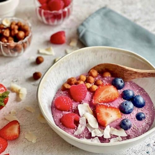 Vegane Smoothie Bowl mit Beeren in einer Schüssel.