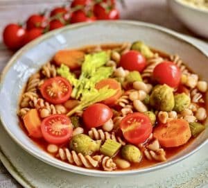 Vegane Winter-Minestrone in einem Suppenteller.