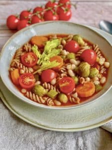 Vegane winterliche Minestrone in einem Suppenteller.