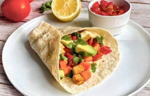 Vegane Wraps mit Süßkartoffelln und Tofu auf einem Teller.